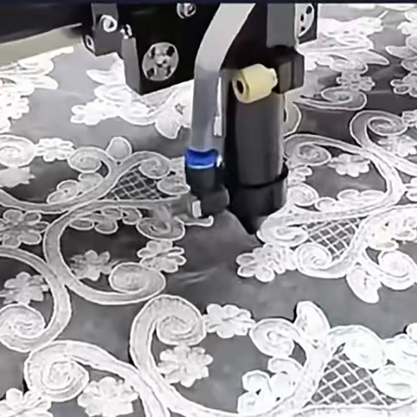 Couper la dentelle avec la technologie laser: intégration des techniques modernes et traditionnelles