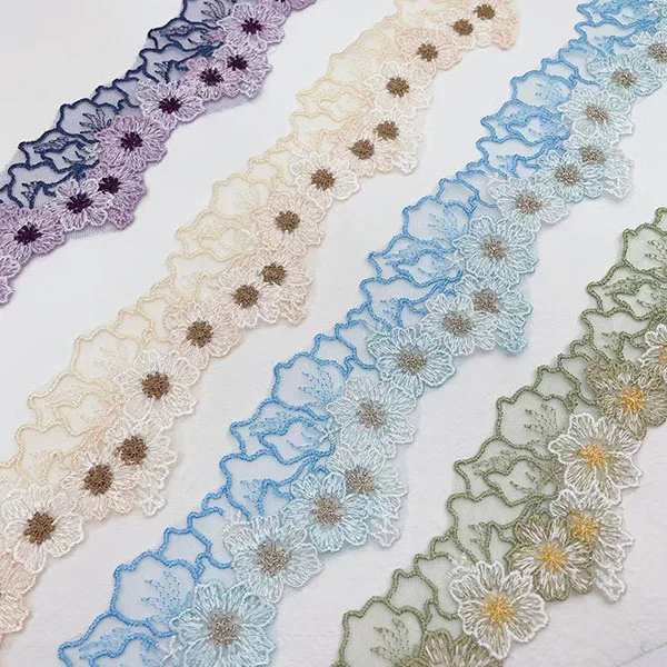 Comment la dentelle brodée est-elle créée et utilisée dans la conception textile moderne