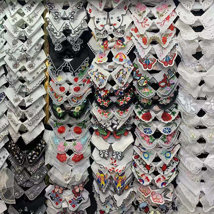 Comment un faux col en dentelle peut-il transformer les tenues de tous les jours ?