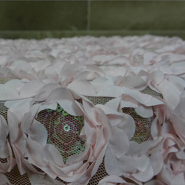 Tissu de mariage avec des roses en 3D