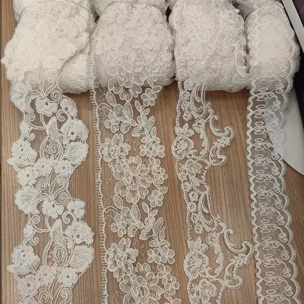 Dentelle brodée en polyester à la mode et exquise pour les vêtements pour femmes