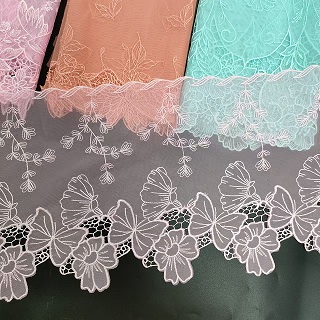Garniture en dentelle à maille brodée