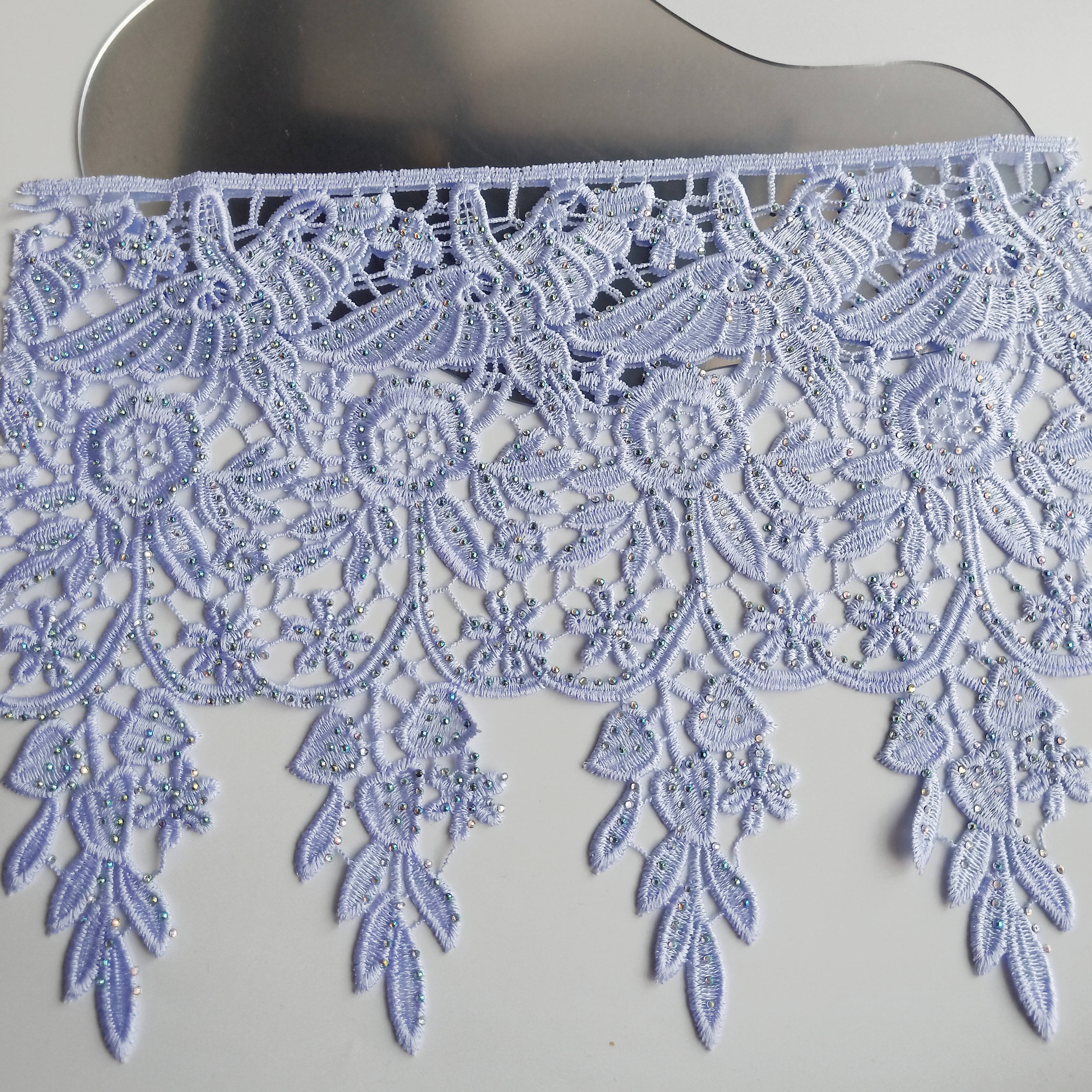 Fabricant Vente chaude en gros 100% Polyester Fleur et motif d'oiseau à broder tissu en dentelle