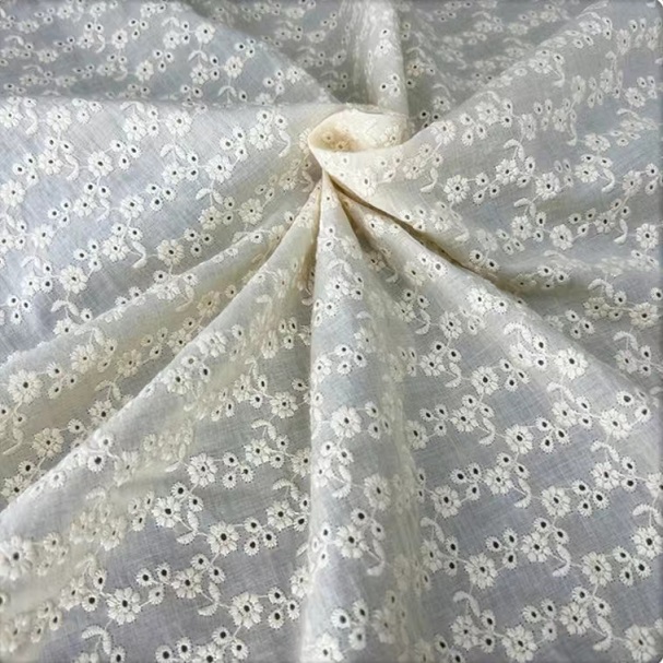 Tissu à œillets en coton blanc cassé avec tissu de rideau de robe à fleurs brodées