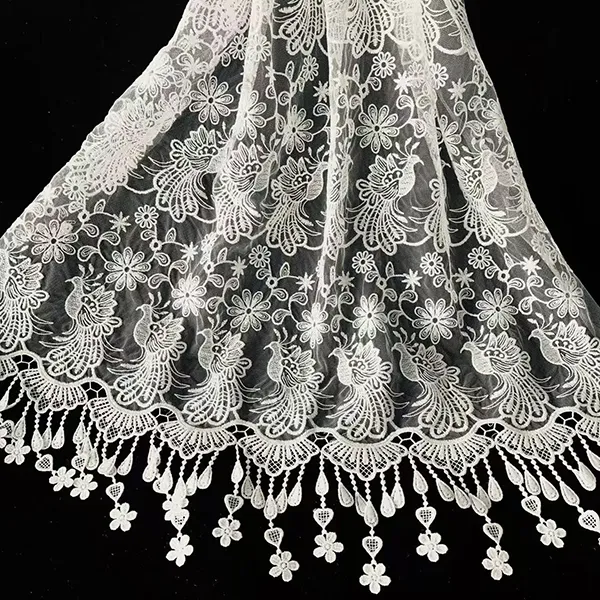 Broderie oiseaux et motifs de fleurs